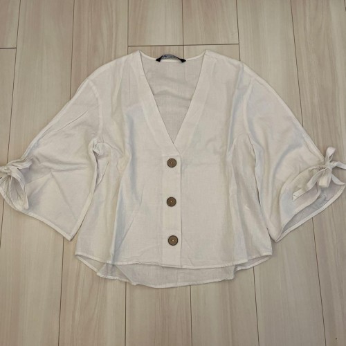 レディース　ZARA Vネック ホワイトシャツ 五分袖