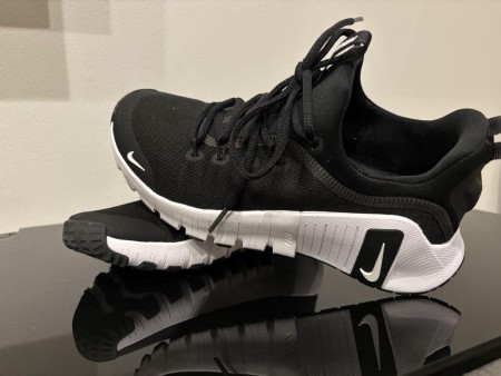 値下げ中✨NIKE スニーカー　23.5 ✨️美品✨️FJ7126-001