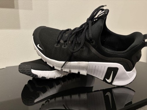 値下げ中✨NIKE スニーカー　23.5 ✨️美品✨️FJ7126-001
