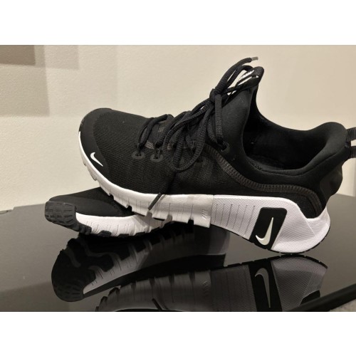値下げ中✨NIKE スニーカー　23.5 ✨️美品✨️FJ7126-001