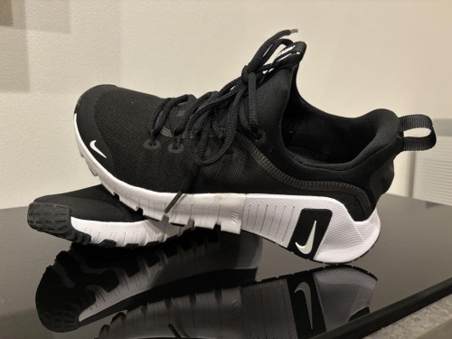 値下げ中✨NIKE スニーカー　23.5 ✨️美品✨️FJ7126-001