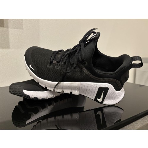値下げ中✨NIKE スニーカー　23.5 ✨️美品✨️FJ7126-001