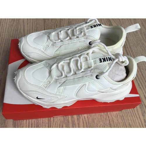 Nike TC7900 ホワイト　25cm