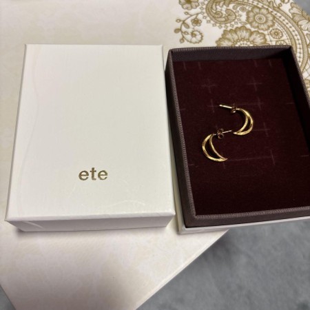ete ゴールド 三日月ピアス　新品箱付き