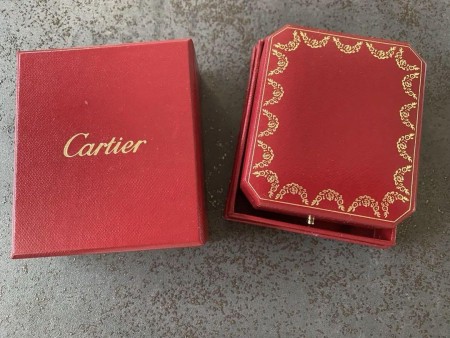 カルティエ　ピアス