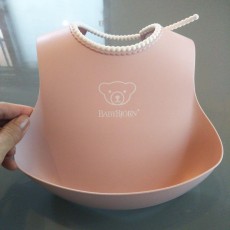 ベビービョルン　お食事エプロン ピンク 女の子