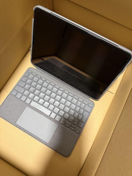 iPadAir第5世代スペースグレー Logitechキーボード付